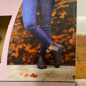 Ladies faux fur lined rain boots. In original box with tag wore one time inside